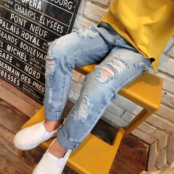 З чим носити джинси рвані: тенденції 2022, фото стильних сполучень