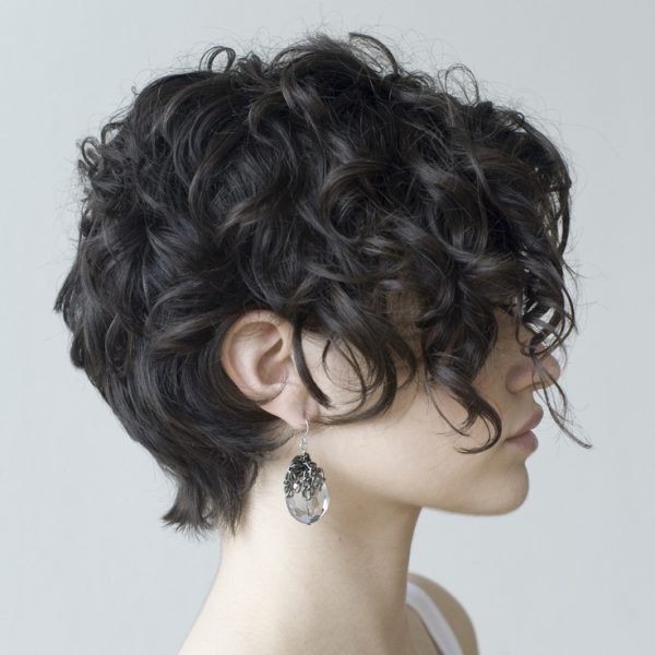 Короткі стрижки на кучеряве волосся – жіночі: фото