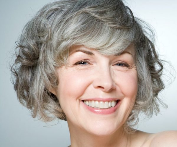 Зачіски, що знижують вік після 50: модні стрижки, укладки, фото