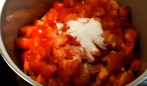 Огірки в томатній заливці на зиму: шикарні рецепти з часником