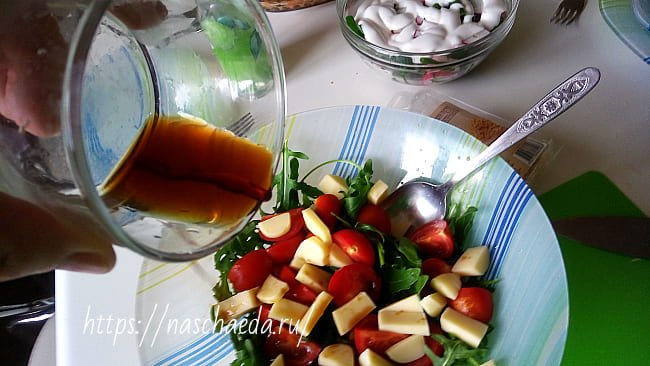 Салат з руколою, помідорами і сиром моцарелла