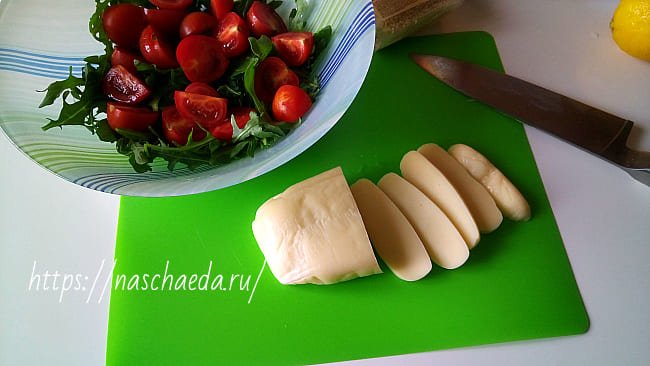 Салат з руколою, помідорами і сиром моцарелла