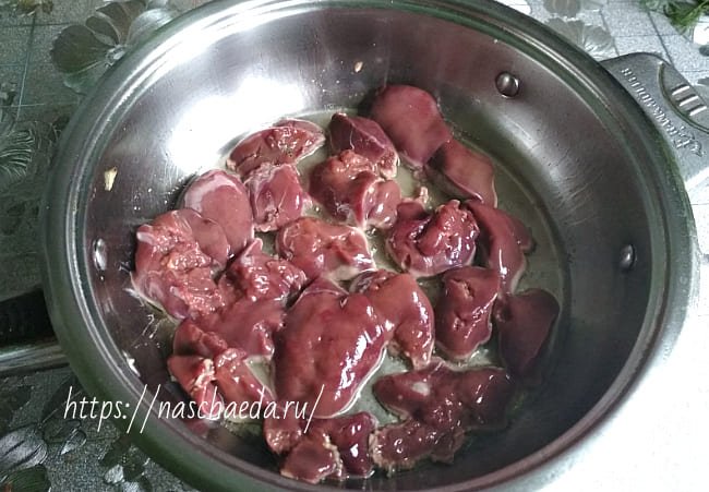 Печінка куряча, смажена з цибулею в сметані — рецепт на сковороді