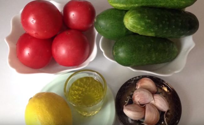 Огірки в томатній заливці на зиму: шикарні рецепти з часником