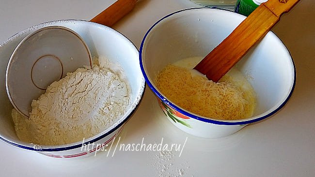 Сирний коржик на кефірі з начинкою — рецепт на сковороді