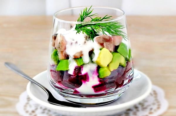 Рецепти салатів з варених буряків з оселедцем, грибами, фруктами