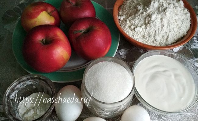 Шарлотка з яблуками і сметаною — мій простий рецепт в духовці