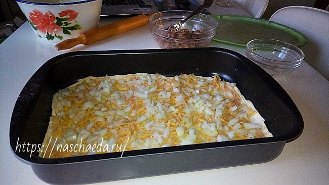 Заливний пиріг з сайрою і картоплею на майонезі в духовці