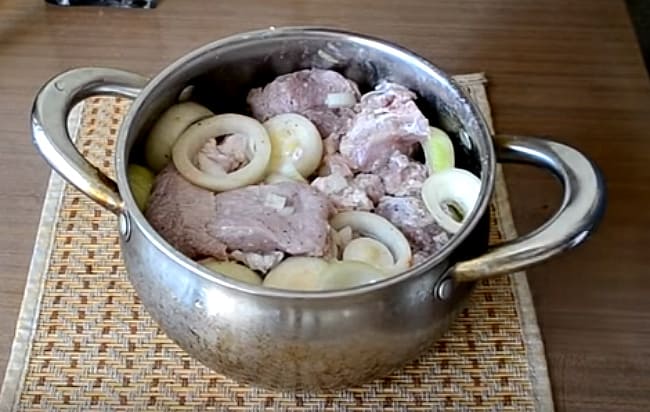Класичний маринад для шашлику з свинини з оцтом і цибулею