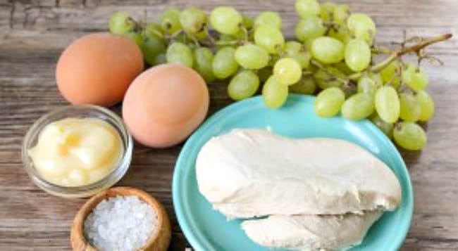 Салат Тіффані: 7 рецептів салату з куркою і виноградом