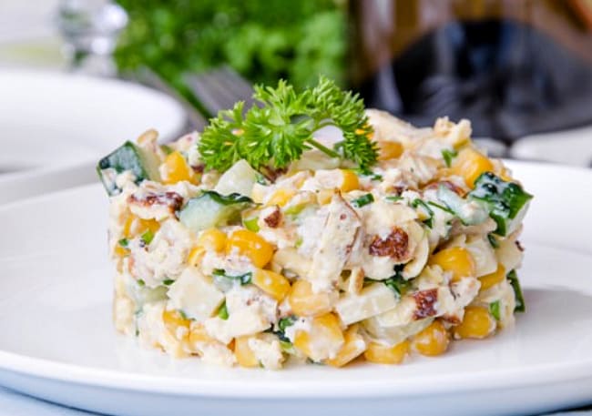 Салати з куркою і кукурудзою — 8 простих рецептів дуже смачних салатів