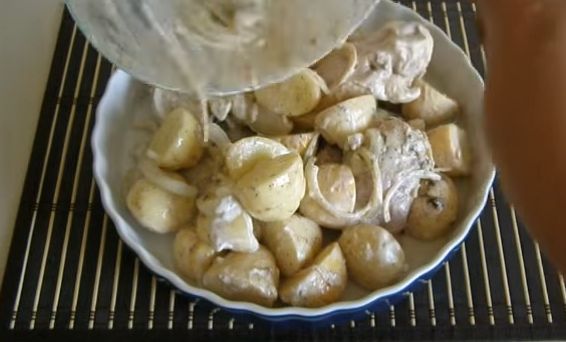 Картопля з мясом в духовці на деку: 7 простих рецептів