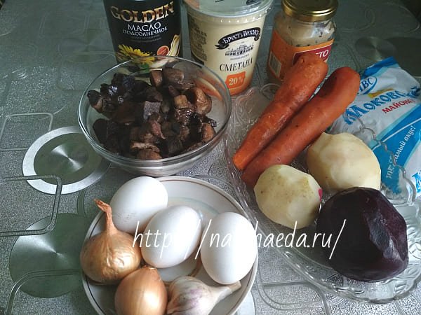 Рецепти салатів з варених буряків з оселедцем, грибами, фруктами
