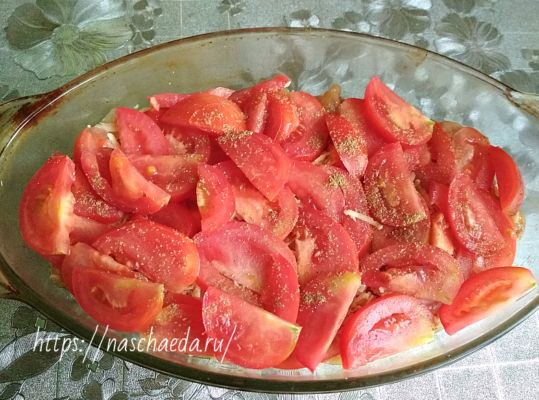 Курка з баклажанами і помідорами в духовці