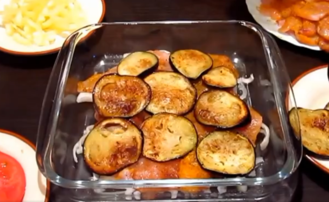 Курка з баклажанами і помідорами в духовці