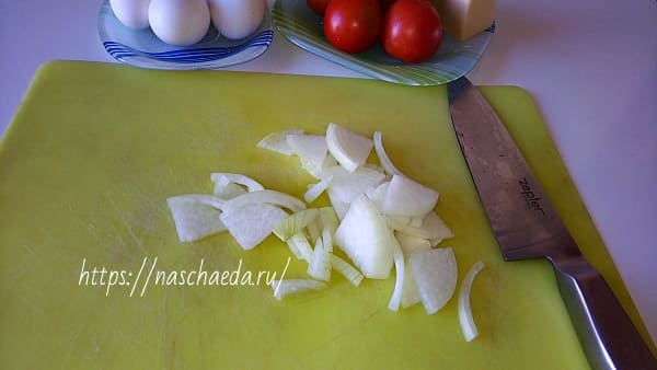 Смачна запіканка на сковороді з кабачків з сиром, помідорами, яйцями