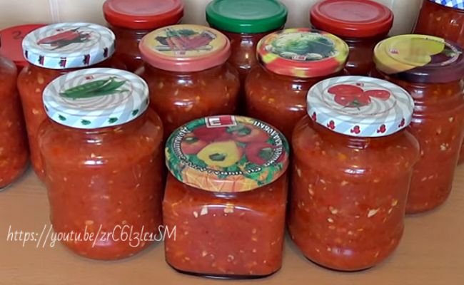 Аджика з помідорів і часнику: класичні рецепти на зиму