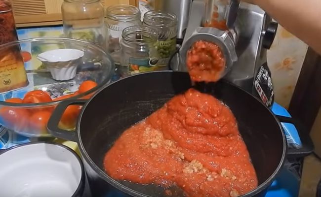 Аджика з помідорів і часнику: класичні рецепти на зиму