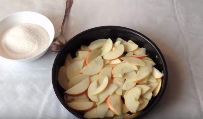 Пишна шарлотка з яблуками в духовці. Прості і смачні рецепти