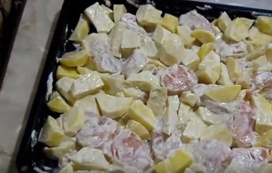 Картопля з мясом в духовці на деку: 7 простих рецептів