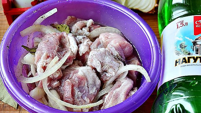 Маринад для шашлику з свинини, щоб мясо було мяким і соковитим
