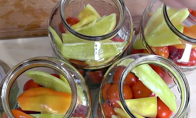 Асорті з огірків і помідорів на зиму — дуже смачні рецепти маринування