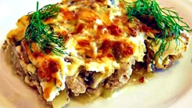 Як приготувати мясо по французьки з картоплею в духовці: грибами, помідорами