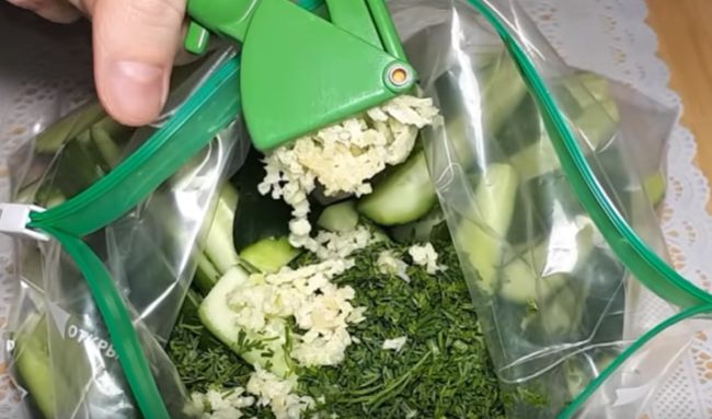 Малосольні огірки в пакет — рецепти швидкого приготування