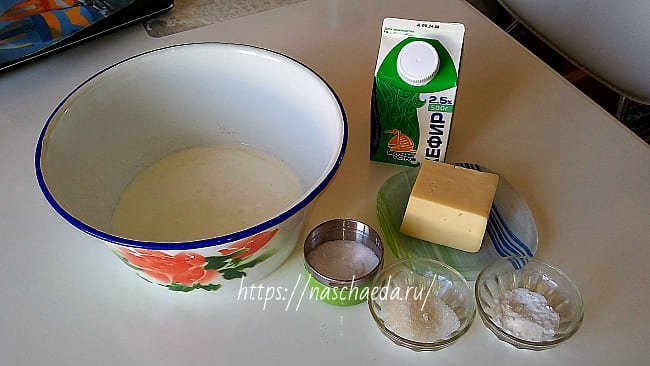 Сирний коржик на кефірі з начинкою — рецепт на сковороді