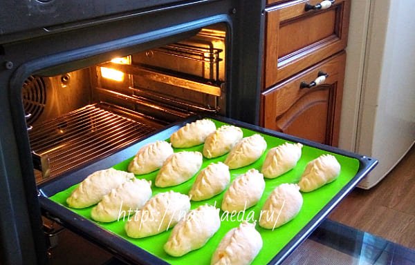 Як приготувати пиріжки з печінкою в духовці та смажені на сковороді