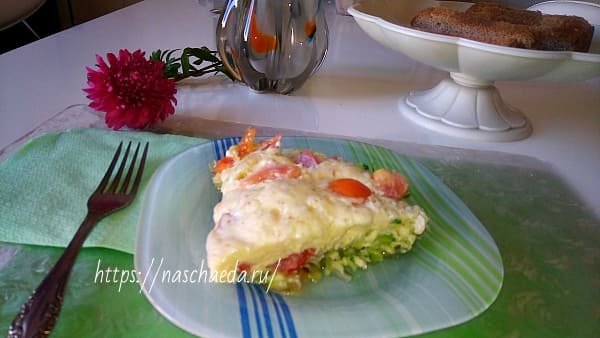 Смачна запіканка на сковороді з кабачків з сиром, помідорами, яйцями