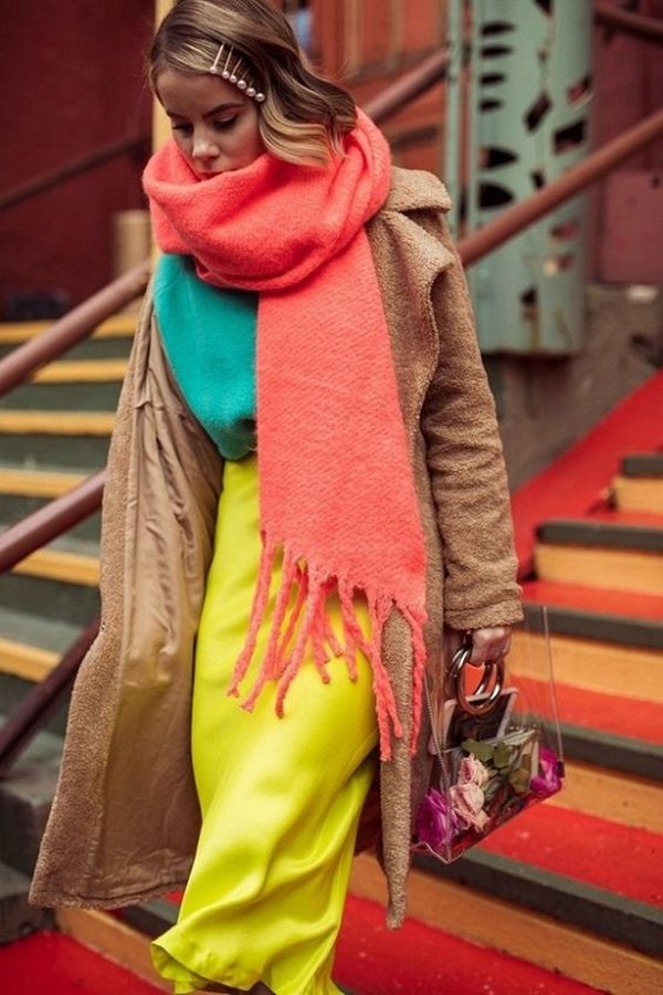 Як носити шарф з пальто: стильні і модні способи, фото образів