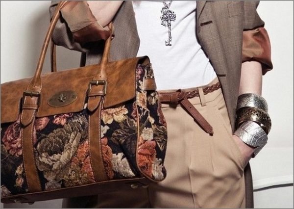 Коричнева сумка – з чим носити і поєднувати: фото модних образів