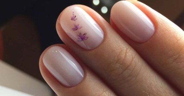 Річний мінімалізм на нігтях: ідеї красивого манікюру, стильний дизайн, фото