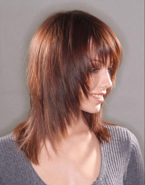 Багатошарова стрижка на середні волосся: фото модних зачісок