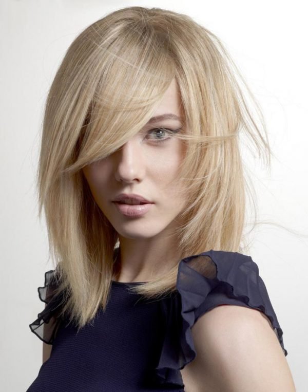 Багатошарова стрижка на середні волосся: фото модних зачісок