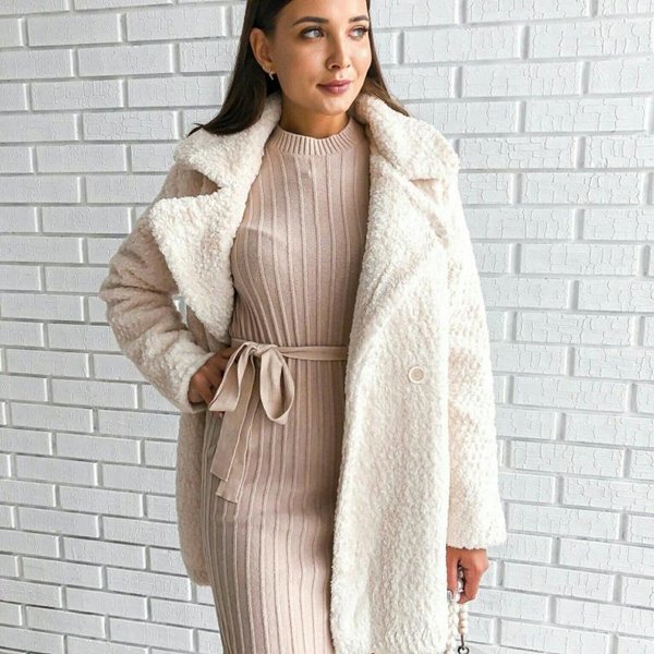 Плюшеве пальто 2020: модні кольори, моделі, з чим носити, фото