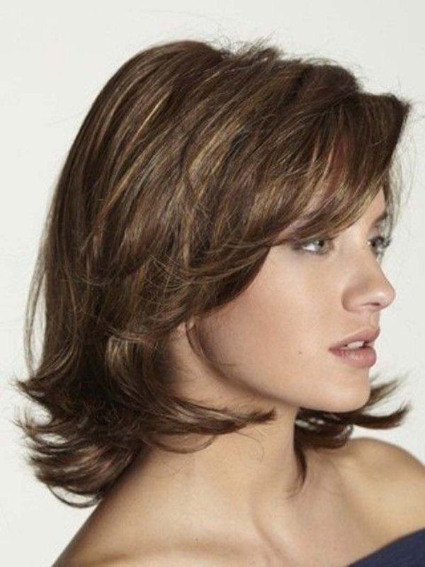 Стрижка Італійка на середні волосся із чубчиком: фарбування, укладання, фото