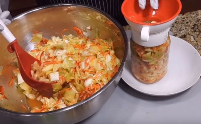 Салат з капусти на зиму — прості рецепти смачних салатів
