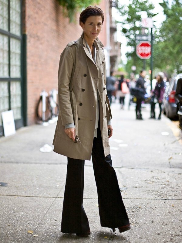 З чим носити брюки кльош, як поєднувати: фото модних образів