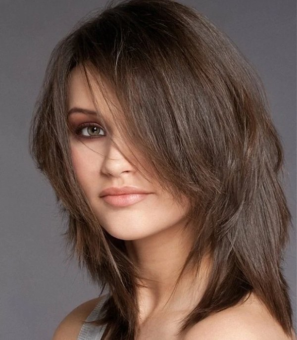 Стрижка на середні прямі волосся із чубчиком: модні варіанти, фото