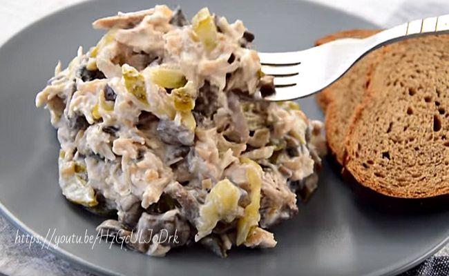 Салати з куркою і грибами — просто і смачно!