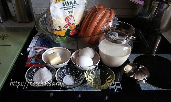 Сосиски в тісті — рецепт з дріжджового тіста в духовці