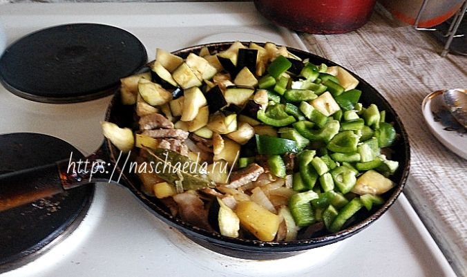 Тушкована свинина з овочами на сковороді