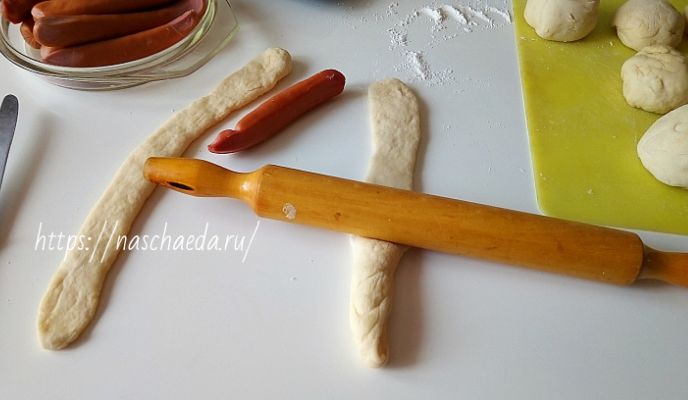 Сосиски в тісті — рецепт з дріжджового тіста в духовці