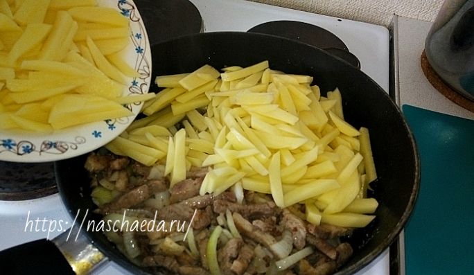 Смажена картопля з мясом і цибулею на сковороді